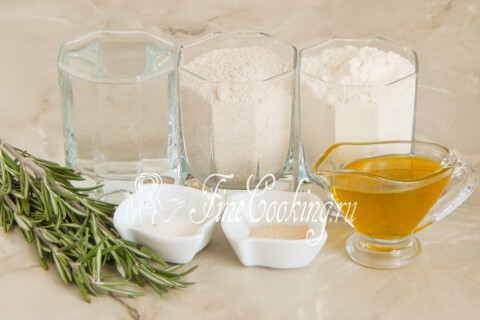 Продукты для фокаччи: цельнозерновая и пшеничная мука, оливковое масло, дрожжи, розмарин и морская соль