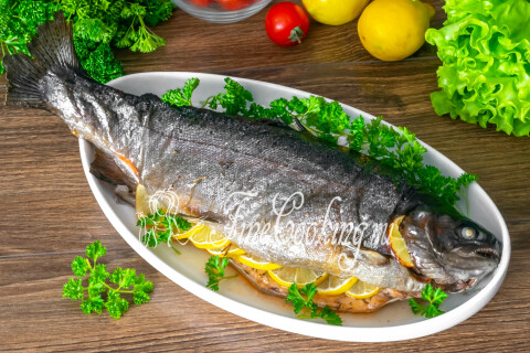 Форель в духовке, запеченная целиком в фольге, подана к столу горячей.