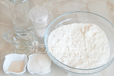 Продукты для французского хлеба: мука, вода, дрожжи, сахар, соль и растительное масло