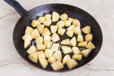 Кусочки картофеля, обжариваемые в сковороде с маслом.