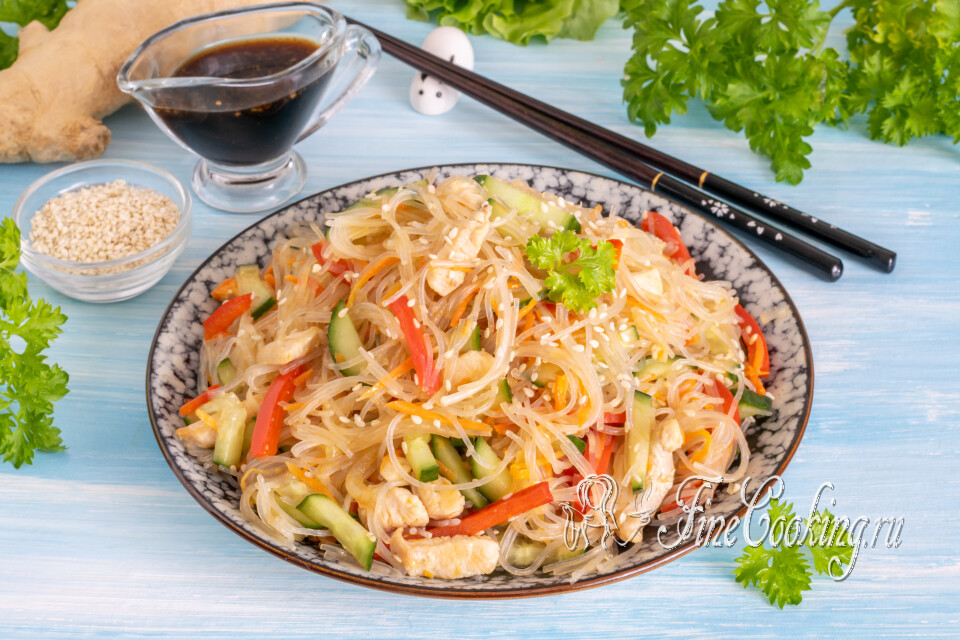 Фунчоза с курицей и овощами — готовое блюдо