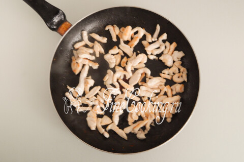 Обжаренные полоски курицы с румяной корочкой в миске, приправленные молотым перцем.