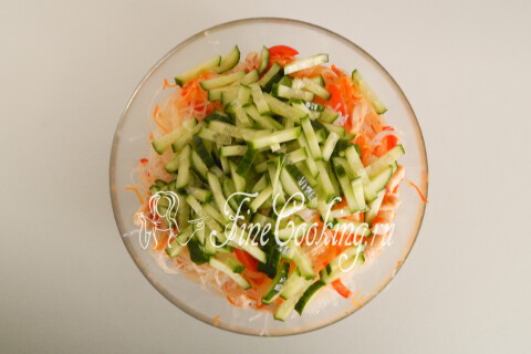 Ломтики свежего огурца, добавленные в миску с лапшой и курицей.