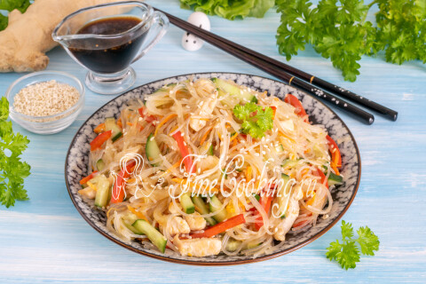 Фунчоза с курицей и овощами в тарелке, поданная как самостоятельное блюдо.