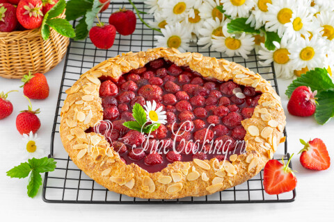 Творожная галета с клубникой, разрезанная на порционные куски