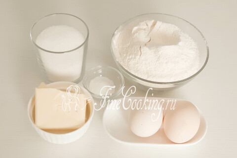 Продукты для песочного печенья: пшеничная мука, сахар, сливочное масло, яйца и ванильный сахар.