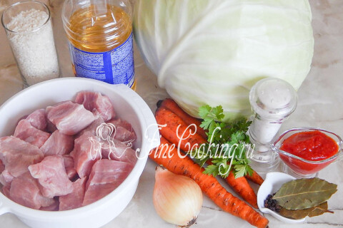 Продукты для голубцов с мясом и рисом: капуста, свиной фарш, рис, морковь и лук