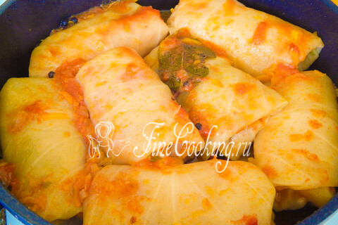 Готовые голубцы с мясом и рисом, тушённые в кастрюле
