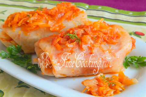Голубцы с мясом и рисом, поданные со сметаной и чёрным перцем