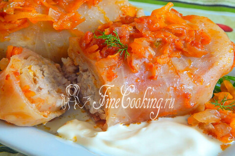 Тарелка с голубцами с мясом и рисом на праздничном столе