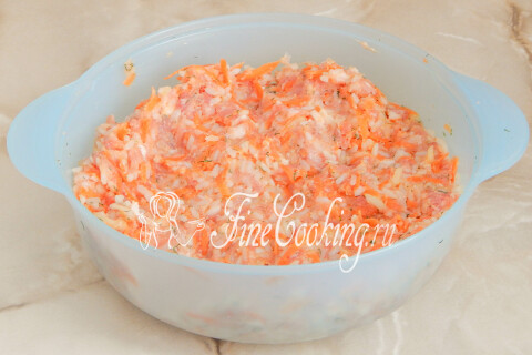 Фарш с овощами и рисом, тщательно перемешанный руками.