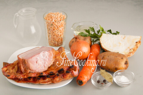 Продукты для горохового супа с копченостями: вода, копченые ребра, грудинка, горох, картофель, морковь, лук и сельдерей.