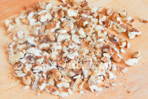 Грецкие орехи, порубленные ножом средними кусочками