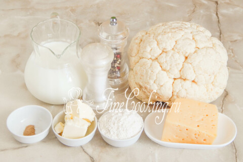 Продукты для гратена из цветной капусты: соцветия капусты, молоко, мука, сливочное масло, сыр и специи.
