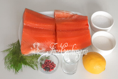 Продукты для гравлакса: филе кижуча на коже, крупная морская соль, сахар, лимонная цедра, укроп, смесь перцев и водка.