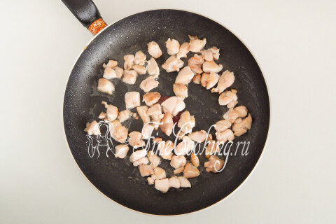 Кусочки курицы обжарены на сковороде до румяной корочки