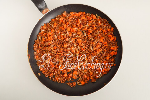 Гречка с овощами перемешана и переложена к обжаренной курице
