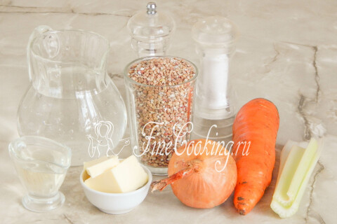 Продукты для гречки с овощами: крупа гречневая, морковь, лук, сельдерей, сливочное и растительное масло.
