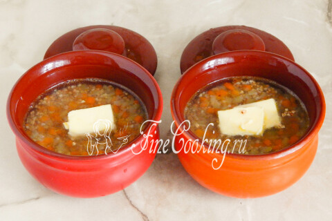 Горшочки с гречкой и овощами залиты крутым кипятком.