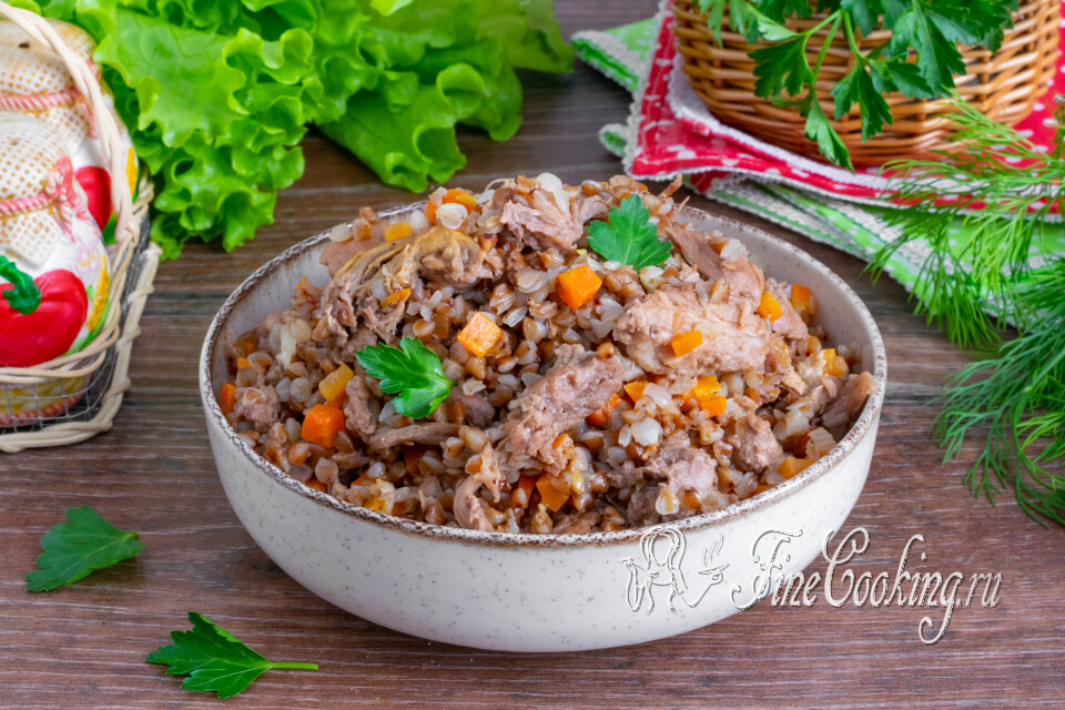 Гречка с тушенкой и овощами — готовое блюдо
