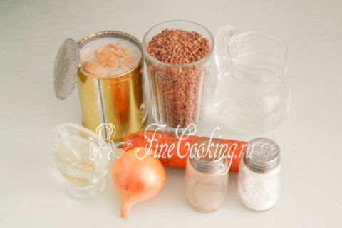 Продукты для гречки с тушёнкой: свиная тушёнка, гречневая крупа, морковь, лук и растительное масло