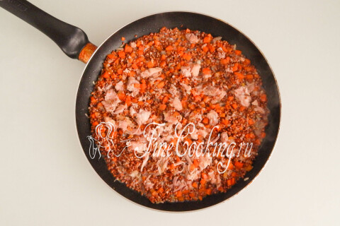 Гречка с тушёнкой и овощами, перемешиваемая на сковороде