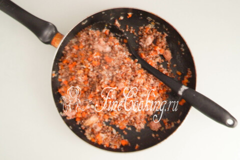 Готовая гречка с тушёнкой и овощами в сковороде перед подачей