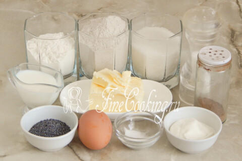 Продукты для гречневого печенья с маком: два вида муки, масло, яйцо, сахар, молоко, сметана, корица и мак