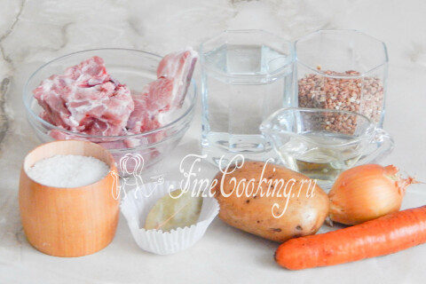 Продукты для гречневого супа: свиные рёбрышки, картофель, морковь, лук, гречневая крупа и специи