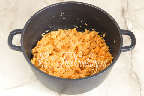 Грибное пюре из лисичек, прокрученное через мясорубку, в кастрюле