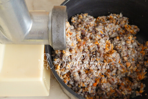 Варёные грибы, прокрученные через мясорубку следом за овощами