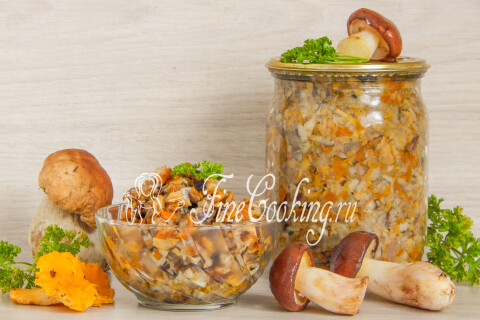 Баночки грибной икры на зиму, готовые к хранению в кладовой