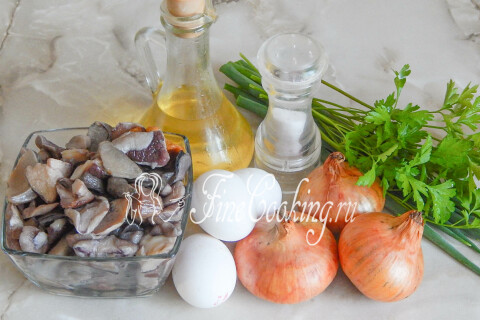 Продукты для начинки пирога: лесные грибы, лук, яйца и зелень