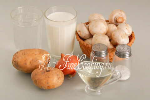 Продукты для супа-пюре: шампиньоны, картофель, лук, сливки, вода, масло и специи.