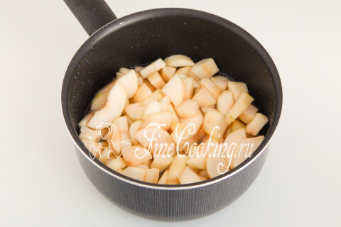 Груши с сахаром и лимонным соком, пустившие сок, в кастрюльке.