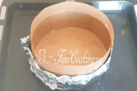 Форма для выпечки из кулинарного кольца, обёрнутого фольгой и пергаментом.