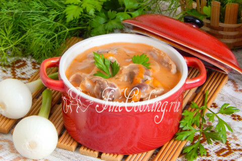 Готовый гуляш из куриных желудков, поданный горячим