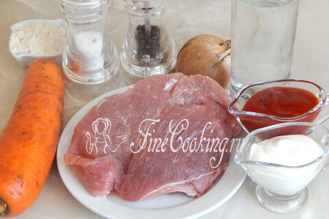 Продукты для гуляша из свинины: мясо, овощи, томатная паста, сметана и мука