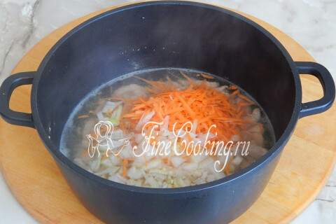 Закладка моркови и лука в кастрюлю к сваренному мясу