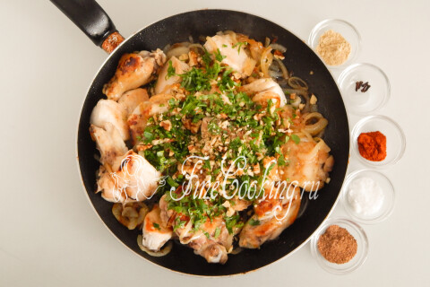 Соль, молотая корица, имбирь, гвоздика и красный перец, добавленные в сковороду к курице