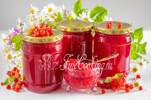 Густой джем из красной смородины в стеклянной банке.