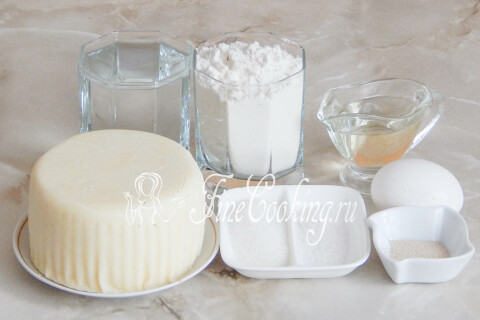 Продукты для хачапури по-мегрельски: мука, вода, дрожжи, соль, сахар, масло, яйцо и сыр сулугуни