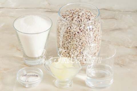 Продукты для домашней халвы: семечки подсолнечника, сахар, вода, яичный белок и ванильный сахар