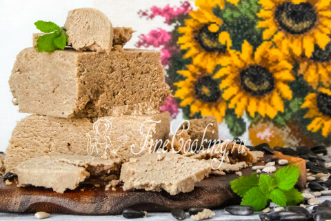 Готовая домашняя халва нарезана кусочками на тарелке