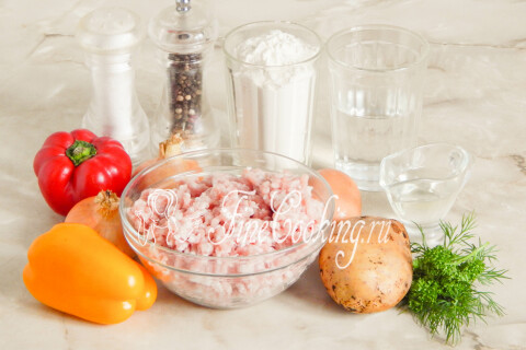 Мука, вода, мясной фарш, сладкий перец, картофель, репчатый лук, яйцо и зелень на столе.