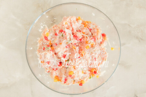 Мясной фарш с овощами, тщательно вымешанный для начинки ханума.