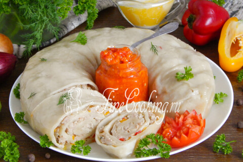 Ханум, смазанный сливочным маслом, нарезанный порционными кусочками на блюде.