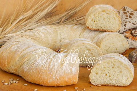 Румяный хлеб-бублик Ciambella с хрустящей корочкой на столе