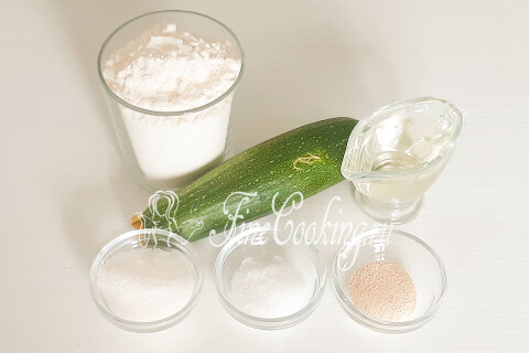 Продукты для кабачкового хлеба: пшеничная мука, кабачок, сахар, растительное масло, дрожжи и соль.