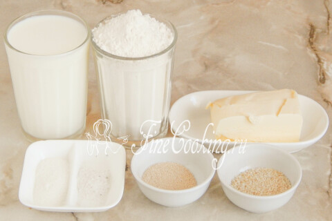 Пшеничная мука, молоко, сливочное масло, сахар, соль, дрожжи и кунжут для хлеба.